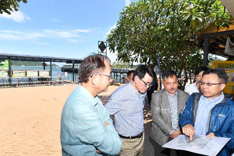商務及經濟發展局局長邱騰華（左二）今日（七月二十七日）到訪西貢區，並到市中心視察海濱長廊的公眾碼頭，了解街渡接載遊人出海遊玩的情況。