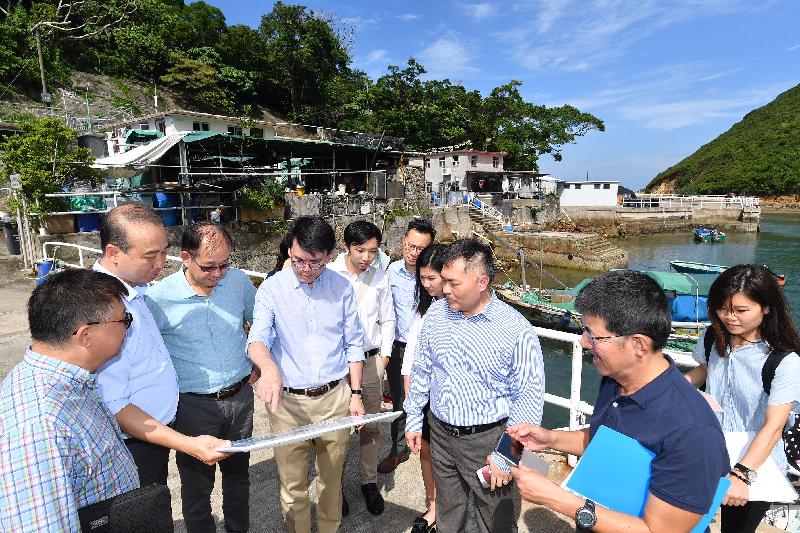 The Secretary for Commerce and Economic Development, Mr Edward Yau (fourth left), visits Kau Sai Chau to inspect the facilities and improvement works of Kau Sai Village Pier during his visit to Sai Kung District today (July 27).