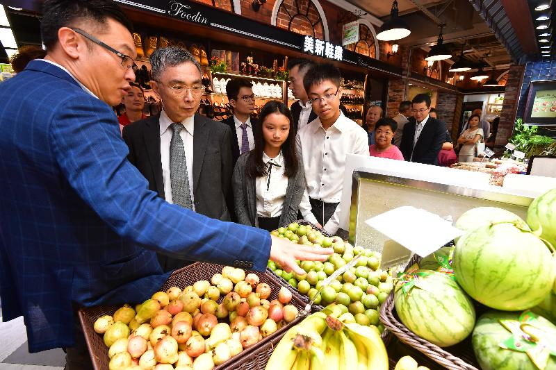 The Secretary for Financial Services and the Treasury, Mr James Lau (second left), visited the newly refurbished Kai Tin Market, which accepts Octopus and Alipay as means of payment, in Lam Tin today (July 27). Joining him were two secondary school students participating in the "Be a Government Official for a Day" programme (third and fourth left). Photo shows them being briefed by the management company on the operation of the market.