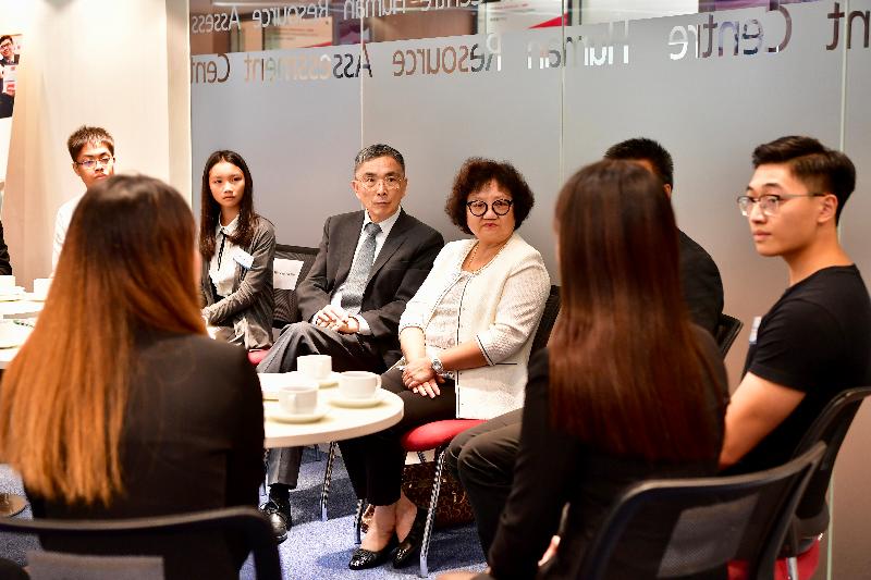 The Secretary for Financial Services and the Treasury, Mr James Lau (third left), today (July 27) visited the Hong Kong Institute of Vocational Education (Kwun Tong) with two secondary school students participating in the "Be a Government Official for a Day" programme (first and second left). Photo shows them listening to students discuss their learning at the institute. Accompanying them is the Executive Director of the Vocational Training Council, Mrs Carrie Yau (fourth left).