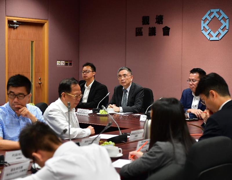 The Secretary for Financial Services and the Treasury, Mr James Lau (back row, centre), visited Kwun Tong District this afternoon (July 27) and met with members of the Kwun Tong District Council to discuss various issues of concern. Photo shows Mr Lau with the District Officer (Kwun Tong), Mr Steve Tse (back row, right), and the Vice-Chairman of the Kwun Tong District Council, Mr Hung Kam-in (back row, left), at the meeting.
