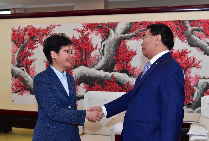 行政長官林鄭月娥（左）今日（七月二十七日）在北京與中國科學院院長白春禮教授（右）會面。 圖示二人於會面前握手。