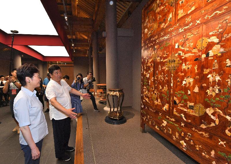 行政長官林鄭月娥（左一）今日（七月二十七日）到訪北京故宮博物院，並在故宮博物院院長單霽翔博士（左二）陪同下參觀故宮博物院傢具館。
