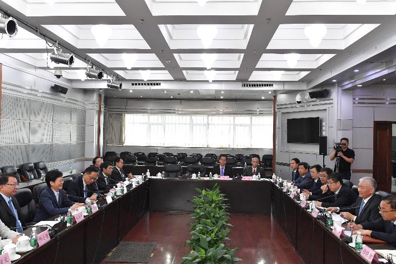 行政長官林鄭月娥（左二）今日（七月二十七日）在北京與國家科學技術部部長王志剛（右二）會面。 創新及科技局局長楊偉雄（左三）及行政長官辦公室主任陳國基（左一）亦有出席。