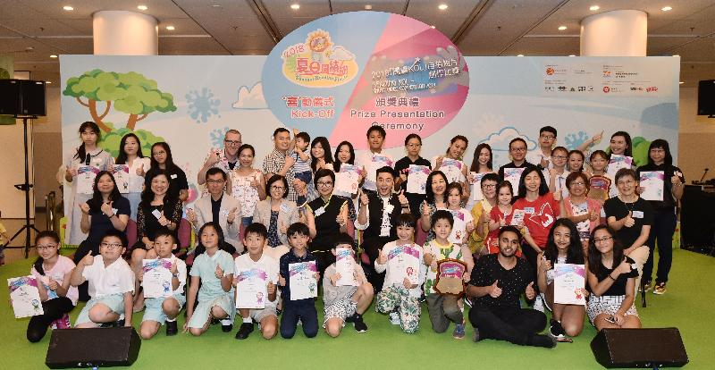 The Kick-off Ceremony of Summer Reading Fiesta cum Prize Presentation Ceremony of Reading KOL Short Video Competition 2018, organised by the Hong Kong Public Libraries of the Leisure and Cultural Services Department, was held today (July 28) at Hong Kong Central Library. Photo shows the Vice-chairperson of the Public Libraries Advisory Committee, Ms Shirley Loo (second row, fifth left); the Assistant Director of Leisure and Cultural Services (Libraries and Development), Miss Rochelle Lau (second row, fourth left); and other officiating guests with winners of the short video competition.