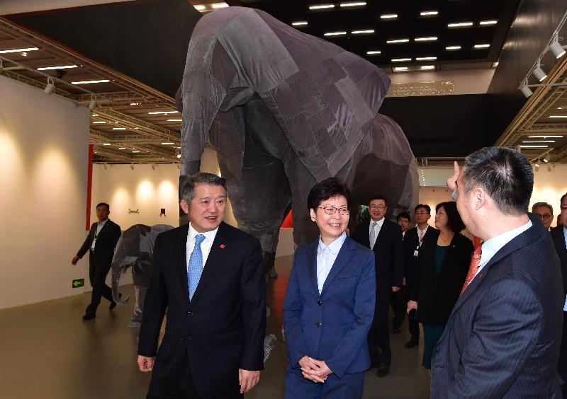 The Chief Executive, Mrs Carrie Lam, visited the Guardian Art Center in Beijing today (July 27). Photo shows Mrs Lam (centre), accompanied by the founder of the Guardian Culture Group, Mr Chen Dongsheng (left), and the General Manager of the Guardian Art Center, Mr Kou Qin (right), touring the exhibits. 