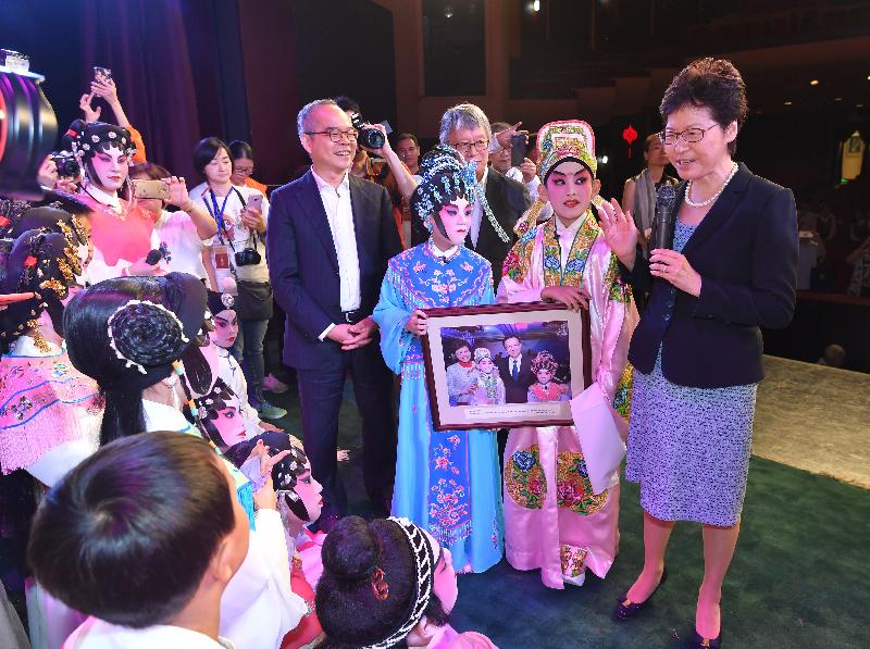 The Chief Executive, Mrs Carrie Lam, watched a performance by the Sing Fai Cantonese Opera Promotion Association from Hong Kong in Beijing this evening (July 27), which is part of a Chinese opera show that brings together different local opera performances from across the nation. Photo shows Mrs Lam (first right) visiting the backstage to meet with the 30 children and teenage performers after the performance and convey to them President Xi’s warm regards. Also joining are the the Secretary for Home Affairs, Mr Lau Kong-wah (fifth right); and the honorary advisor of the association, Mr Lau Chin-shek (third right).