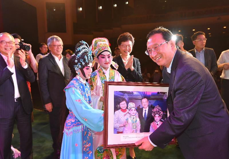 The Chief Executive, Mrs Carrie Lam (centre, back row), watched a performance by the Sing Fai Cantonese Opera Promotion Association from Hong Kong in Beijing this evening (July 27), which is part of a Chinese opera show that brings together different local opera performances from across the nation. Photo shows the children performers; presenting a souvenir to the Minister of Culture and Tourism, Mr Luo Shugang (first right, front row); after the performance at the backstage. Also joining are the the Secretary for Home Affairs, Mr Lau Kong-wah (first left, back row); and the honorary advisor of the association, Mr Lau Chin-shek (second left, back row).