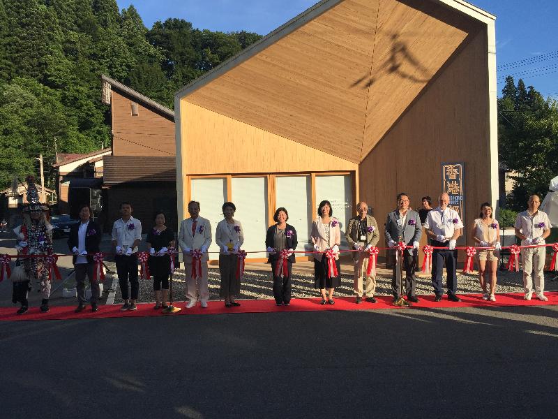 The Hong Kong House at the Echigo-Tsumari Art Triennale 2018, which is co-presented by the Leisure and Cultural Services Department and the Echigo-Tsumari Art Triennale, opened in Tsunan, Japan, today (July 29). Photo shows the officiating guests at the opening ceremony (from left) artist Kwok Mang-ho ("Frog King"); architects Masashi Oohira and Yip Chun-hang; the Head of the Art Promotion Office, Dr Lesley Lau; the General Director of the Echigo-Tsumari Art Triennale, Mr Fram Kitagawa; the Mayor of Tsunan Town, Japan, Mrs Haruka Kuwabara; the Principal Hong Kong Economic and Trade Representative (Tokyo), Ms Shirley Yung; the Director of Leisure and Cultural Services, Ms Michelle Li; the Chairman of the Art Sub-committee of the Museum Advisory Committee, Mr Vincent Lo; the Chairman of the Echigo-Tsumari Art Triennale Executive Committee, Mr Yoshifumi Sekiguchi; the Director of the Hong Kong Academy for Performing Arts, Professor Adrian Walter; artists Sara Wong and Leung Chi-wo.