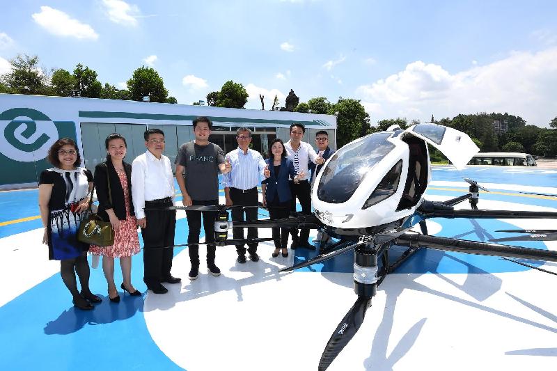 財政司司長陳茂波（右四）今日（七月三十日）參觀廣州一間專注研發智能飛行器高科技創新企業，並與該公司代表合照。