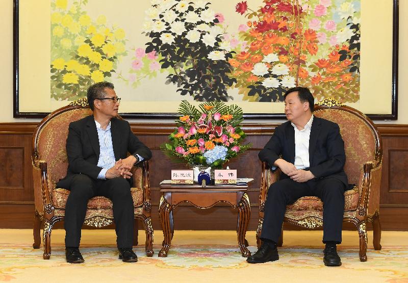 財政司司長陳茂波（左）今日（七月三十日）訪問佛山，並與佛山市市長朱偉會面。
