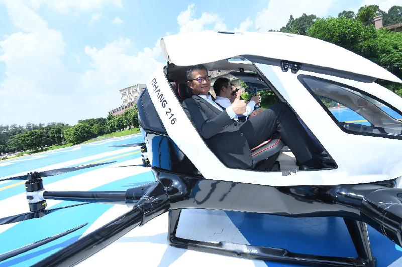 The Financial Secretary, Mr Paul Chan (left), today (July 30) visits an aerial vehicles technology and service company in Guangzhou and learns about a product developed by the company. 