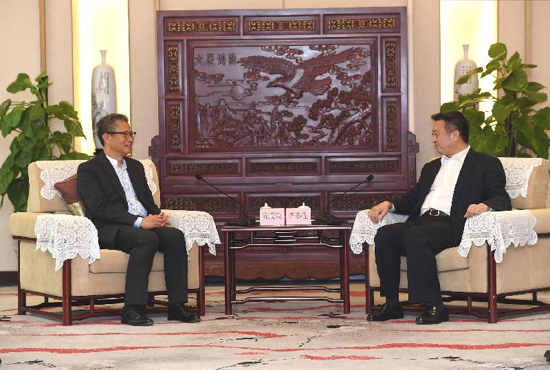 The Financial Secretary, Mr Paul Chan (left), visits Guangzhou today (July 30) and meets with the Vice-Governor of Guangdong Province, Mr Li Chunsheng.  