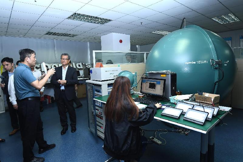 The Financial Secretary, Mr Paul Chan (back row, first right), today (July 30) visits the HKUST LED-FPD Technology R&D Center in Foshan and receives a briefing from a representative of the Center on its technology development.