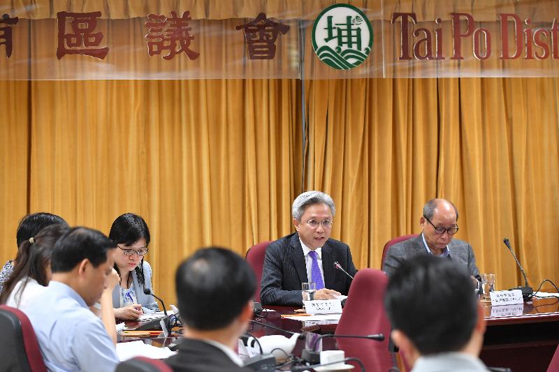 The Secretary for the Civil Service, Mr Joshua Law, visited Tai Po District today (July 31). Photo shows Mr Law (second right), accompanied by the Chairman of the Tai Po District Council (TPDC), Mr Cheung Hok-ming (first right), exchanging views with TPDC members on matters of their concern.