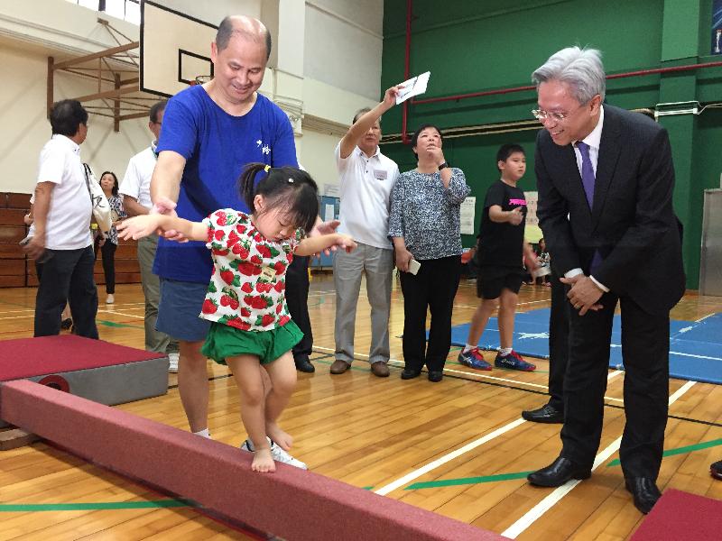 The Secretary for the Civil Service, Mr Joshua Law, visited Tai Po District today (July 31). Photo shows Mr Law (first right) watching a summer gymnastics class at the Tai Po Sports Association Li Fook Lam Indoor Sports Centre.