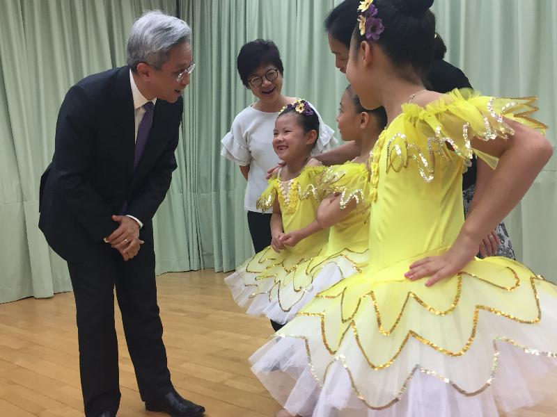 The Secretary for the Civil Service, Mr Joshua Law, visited Tai Po District today (July 31). Photo shows Mr Law (first left) chatting with children participating in a ballet class at the Tai Po Sports Association Li Fook Lam Indoor Sports Centre.