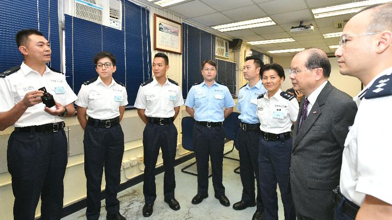 政务司司长张建宗（右二）今日（七月三十一日）到访深水埗分区警署，并与该区前线警务人员交谈。