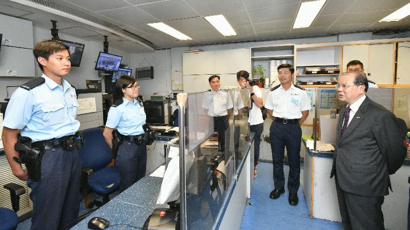The Chief Secretary for Administration, Mr Matthew Cheung Kin-chung (first right), visits the Report Room of Sham Shui Po Police Station today (July 31) and meets front-line police officers.