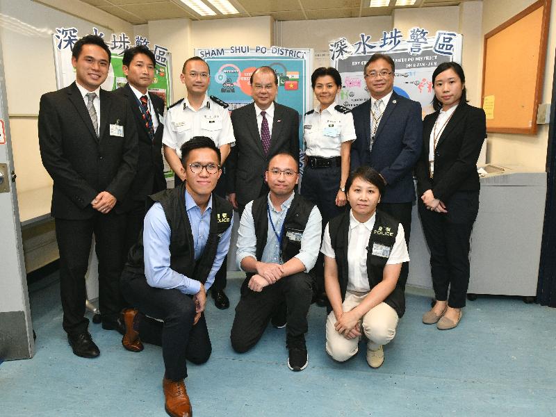 The Chief Secretary for Administration, Mr Matthew Cheung Kin-chung (back row, centre), visits Sham Shui Po Police Station today (July 31) and is pictured with the District Commander (Sham Shui Po), Mr Tony Ho (back row, third left), and the officers of the Crime Unit of the district.