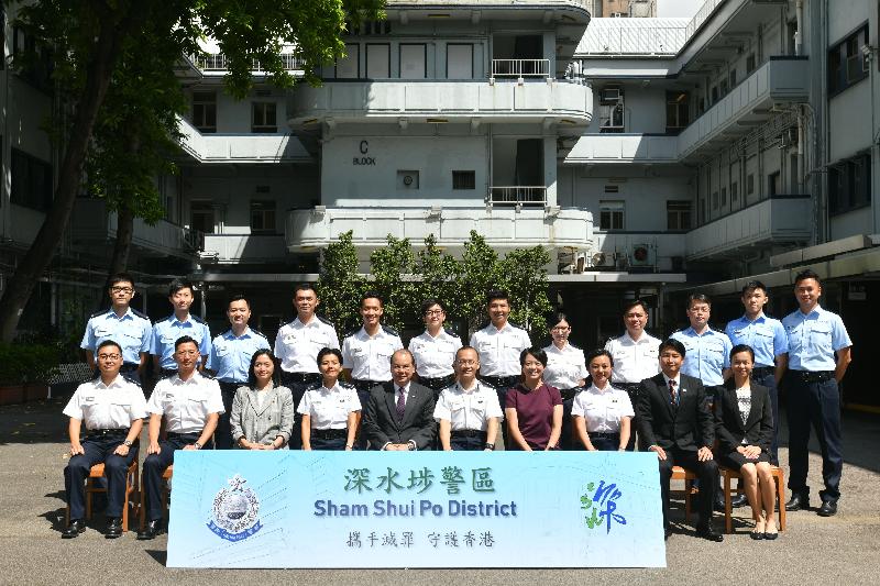 The Chief Secretary for Administration, Mr Matthew Cheung Kin-chung, today (July 31) visited Sham Shui Po Police Station. Mr Cheung (front row, fifth left) is pictured with the District Commander (Sham Shui Po), Mr Tony Ho (front row, fifth right), and police officers of the district.