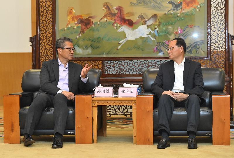 The Financial Secretary, Mr Paul Chan (left), visits Jiangmen today (July 31) and calls on the Secretary of the CPC Jiangmen Municipal Committee, Mr Lin Yingwu.