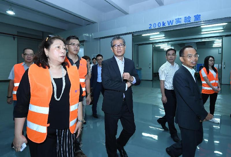 The Financial Secretary, Mr Paul Chan (front row, second right), today (July 31) visits a Hong Kong-invested company specialising in the research and production of air-conditioning products in Jiangmen. Joining him was the Director of Hong Kong Economic and Trade Office in Guangdong, Mr Albert Tang (front row, first right). 