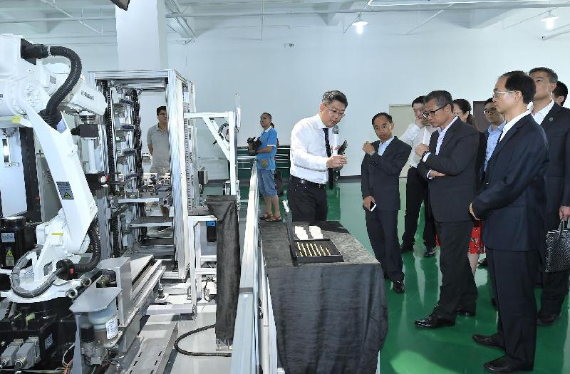 The Financial Secretary, Mr Paul Chan, today (July 31) visited an enterprise that provides one-stop Internet cloud services in Jiangmen. Photo shows Mr Chan (front row, second right), accompanied by the Director of Hong Kong Economic and Trade Office in Guangdong, Mr Albert Tang (front row, third right), receiving a briefing from a representative of the enterprise.