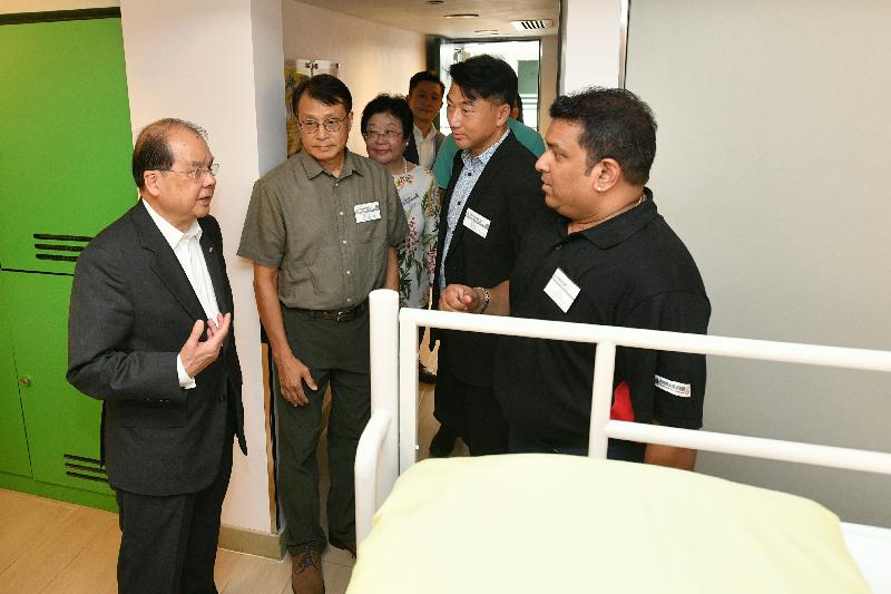 政務司司長張建宗（左一）今日（七月三十一日）參觀YHA美荷樓青年旅舍，了解旅舍設施。