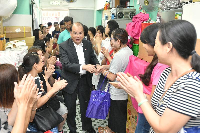 The Chief Secretary for Administration, Mr Matthew Cheung Kin-chung, today (July 31) visited J Life Foundation Limited (Family Service Center). Photo shows Mr Cheung (centre) meets with families receiving services there.