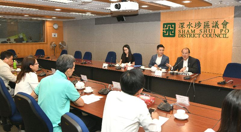The Chief Secretary for Administration, Mr Matthew Cheung Kin-chung (back row, first right), accompanied by the District Officer (Sham Shui Po), Mr Damian Lee (back row, second right), meets with the Chairman of the Sham Shui Po District Council (SSPDC), Mr Ambrose Cheung (front row, third left) and the members of the SSPDC today (July 31) to listen to their views on various development issues and matters of concern to the community.