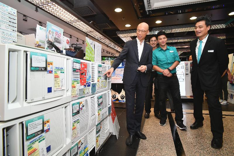 The Producer Responsibility Scheme on Waste Electrical and Electronic Equipment, covering air-conditioners, refrigerators, washing machines, televisions, computers, printers, scanners and monitors (collectively referred to as regulated electrical equipment, or REE), comes into effect today (August 1). The Secretary for the Environment, Mr Wong Kam-sing (left), visits several retail outlets selling REE at a shopping mall in Causeway Bay this afternoon and talks to the frontline staff to understand the operation of the new scheme on its first day of implementation.
