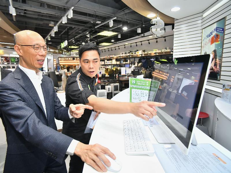 The Producer Responsibility Scheme on Waste Electrical and Electronic Equipment, covering air-conditioners, refrigerators, washing machines, televisions, computers, printers, scanners and monitors (collectively referred to as regulated electrical equipment, or REE), comes into effect today (August 1). The Secretary for the Environment, Mr Wong Kam-sing (left), visits several retail outlets selling REE at a shopping mall in Causeway Bay this afternoon and talks to the frontline staff to understand the operation of the new scheme on its first day of implementation.
