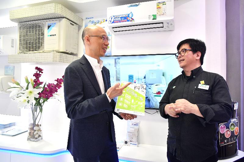 The Producer Responsibility Scheme on Waste Electrical and Electronic Equipment, covering air-conditioners, refrigerators, washing machines, televisions, computers, printers, scanners and monitors (collectively referred to as regulated electrical equipment, or REE), comes into effect today (August 1). The Secretary for the Environment, Mr Wong Kam-sing (left), visits several retail outlets selling REE at a shopping mall in Causeway Bay this afternoon and talks to the frontline staff to understand the operation of the new scheme on its first day of implementation.
