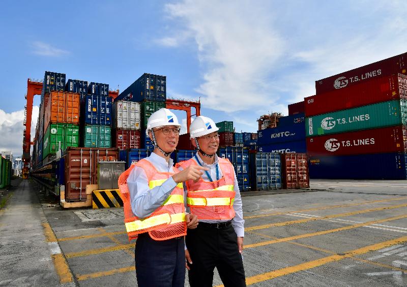 环境局局长黄锦星（左）今日（八月二日）参观货柜码头，了解其实施的环保措施。
