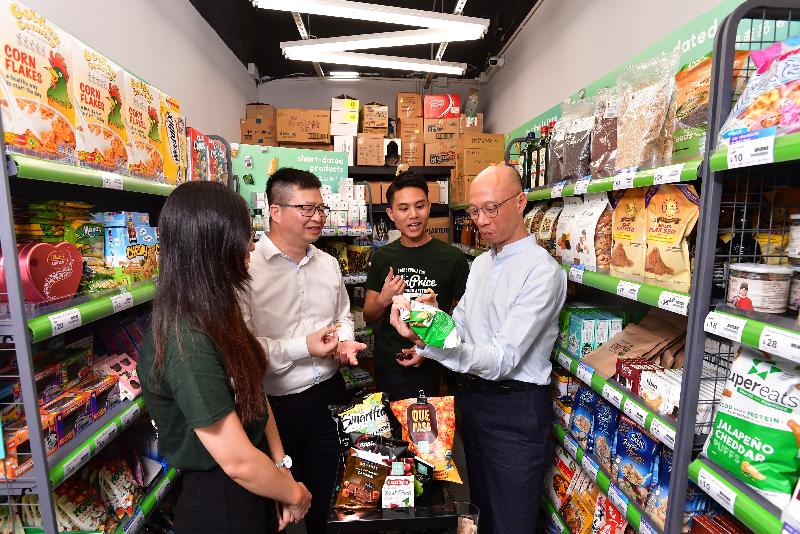 環境局局長黃錦星（右一）今日（八月二日）參觀綠色社會企業「綠惜超級市場」，了解其惜食減廢的經營理念。