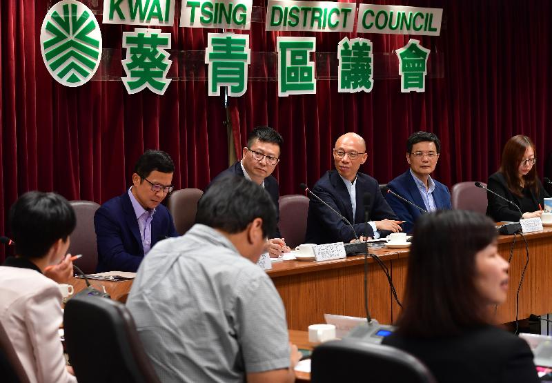 環境局局長黃錦星（右三）今日（八月二日）到訪葵青區議會，聽取區議員就環境事務的意見。