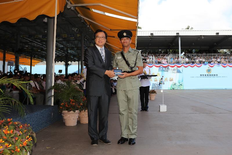 The Correctional Services Department held a passing-out parade at the Staff Training Institute in Stanley today (August 2). Photo shows the Chairman of the Committee on Community Support for Rehabilitated Offenders, Mr Siu Chor-kee (left), presenting a Best Recruit Award, the Golden Whistle, to Assistant Officer II Mr Ching Ho-chuen.