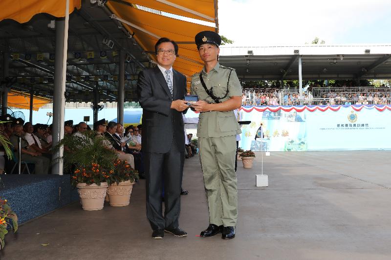 The Correctional Services Department held a passing-out parade at the Staff Training Institute in Stanley today (August 2). Photo shows the Chairman of the Committee on Community Support for Rehabilitated Offenders, Mr Siu Chor-kee (left), presenting a Best Recruit Award, the Golden Whistle, to Assistant Officer II Mr Ng Chun-ngai.