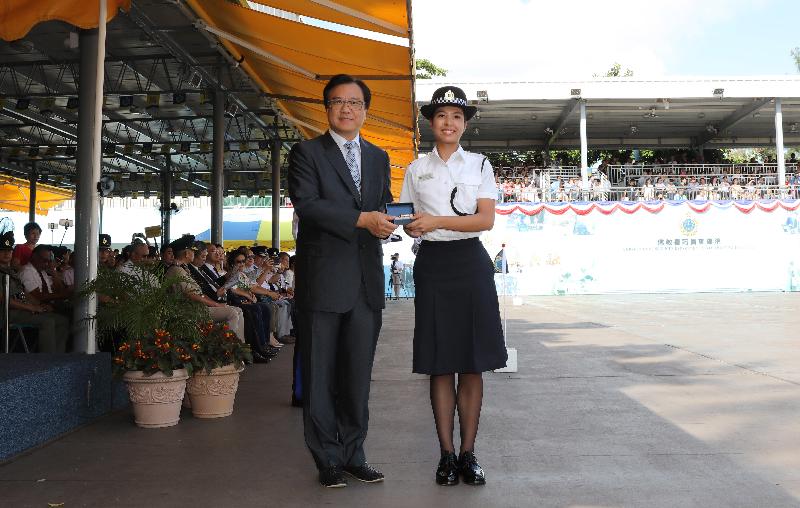 The Correctional Services Department held a passing-out parade at the Staff Training Institute in Stanley today (August 2). Photo shows the Chairman of the Committee on Community Support for Rehabilitated Offenders, Mr Siu Chor-kee (left), presenting a Best Recruit Award, the Golden Whistle, to Assistant Officer II Ms Wong Hiu-lam.