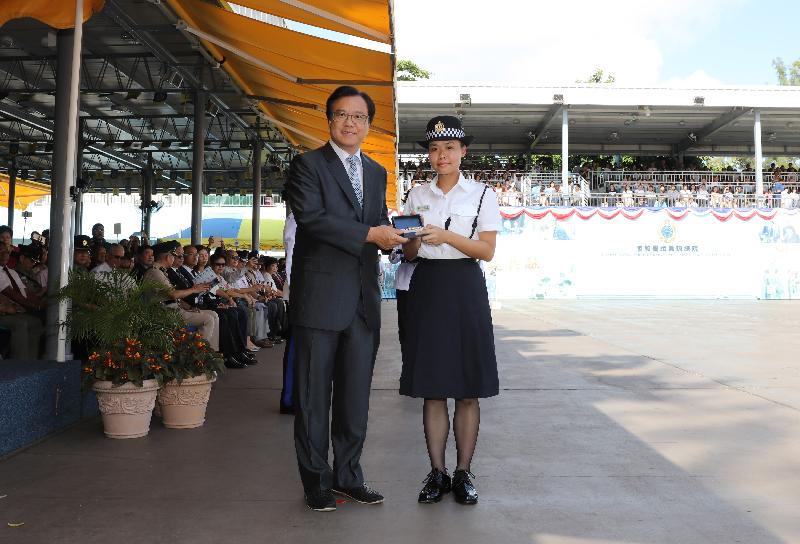 The Correctional Services Department held a passing-out parade at the Staff Training Institute in Stanley today (August 2). Photo shows the Chairman of the Committee on Community Support for Rehabilitated Offenders, Mr Siu Chor-kee (left), presenting a Best Recruit Award, the Golden Whistle, to Assistant Officer II Ms Mak Shuk-yee.