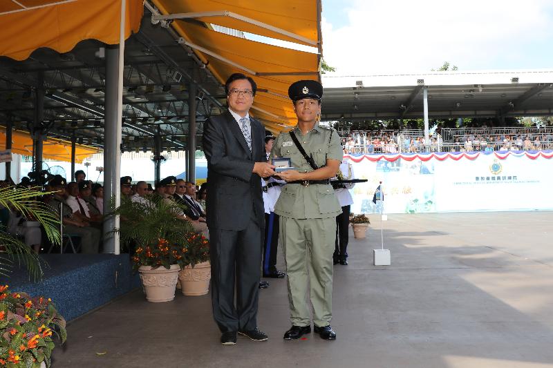 The Correctional Services Department held a passing-out parade at the Staff Training Institute in Stanley today (August 2). Photo shows the Chairman of the Committee on Community Support for Rehabilitated Offenders, Mr Siu Chor-kee (left), presenting a Best Recruit Award, the Golden Whistle, to Assistant Officer II Mr Chiu Tin-sang.