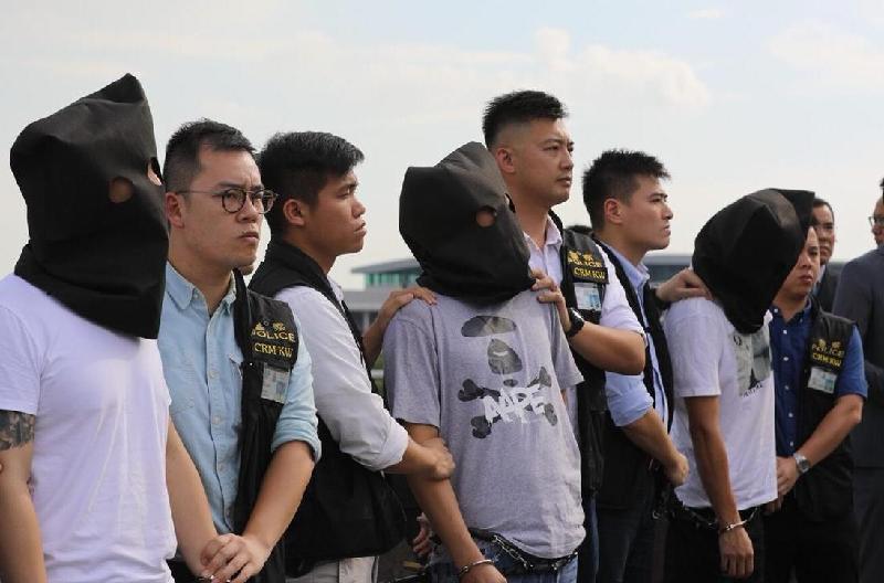 香港警方今日（八月四日）在落马洲口岸接收由深圳市公安局移交的三名涉及一宗行劫案的疑犯及相关赃物。