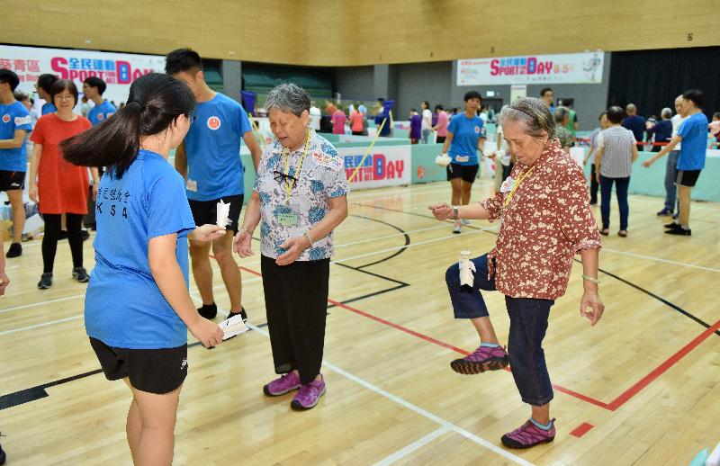 The Leisure and Cultural Services Department is holding various free recreation and sports programmes at designated sports centres in the 18 districts on Sport For All Day 2018 today (August 5). Photo shows people taking part in the play-in session of shuttlecock which is this year's focal sport.