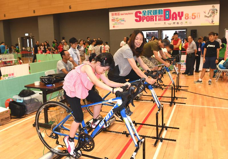 Sport For All Day 2018 is being held by the Leisure and Cultural Services Department today (August 5). Photo shows members of the public enjoying a cycling participation activity.