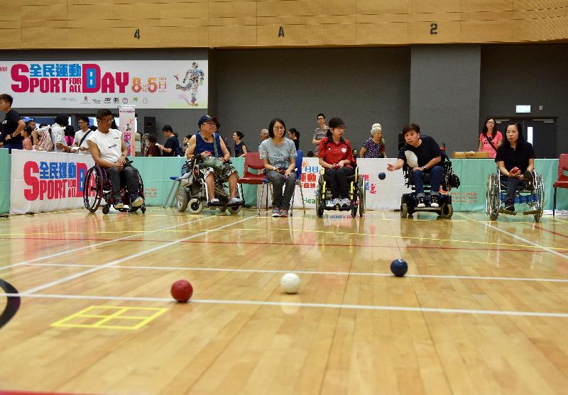Sport For All Day 2018 was held by the Leisure and Cultural Services Department today (August 5). Photo shows people taking part in a boccia session for persons with or without disabilities.
