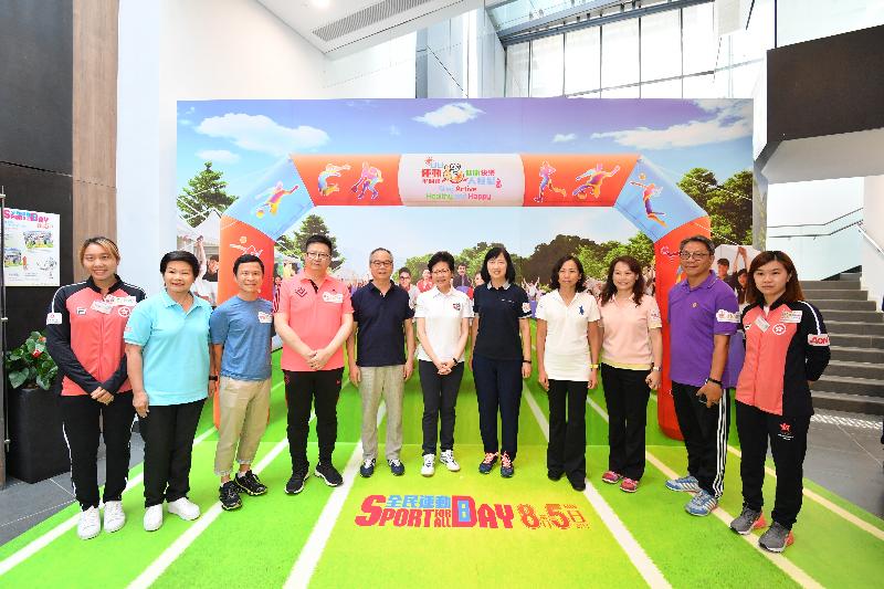The Chief Executive, Mrs Carrie Lam, joined the public for healthy activities at Tsing Yi Southwest Sports Centre this afternoon (August 5) as part of Sport For All Day 2018 organised by the Leisure and Cultural Services Department. Picture shows Mrs Lam (centre); the Secretary for Home Affairs, Mr Lau Kong-wah (fifth left); the Director of Leisure and Cultural Services, Ms Michelle Li (fifth right); and other guests in front of a 3D display board during the opening ceremony of Sport For All Day. 