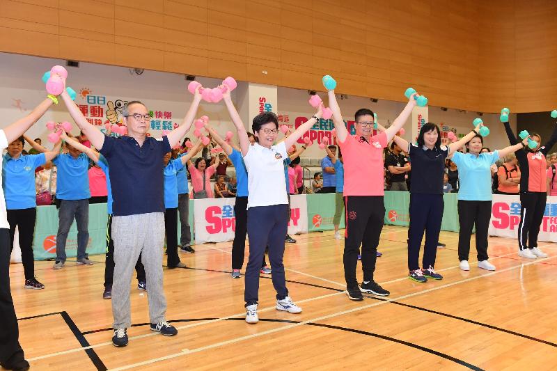 The Chief Executive, Mrs Carrie Lam, joined the public for healthy activities at Tsing Yi Southwest Sports Centre this afternoon (August 5) as part of Sport For All Day 2018 organised by the Leisure and Cultural Services Department. Picture shows Mrs Lam (second left, front row); the Secretary for Home Affairs, Mr Lau Kong-wah (first left, front row); and  the Director of Leisure and Cultural Services, Ms Michelle Li (third right, front row); enjoying fitness exercise with members of the public. 
