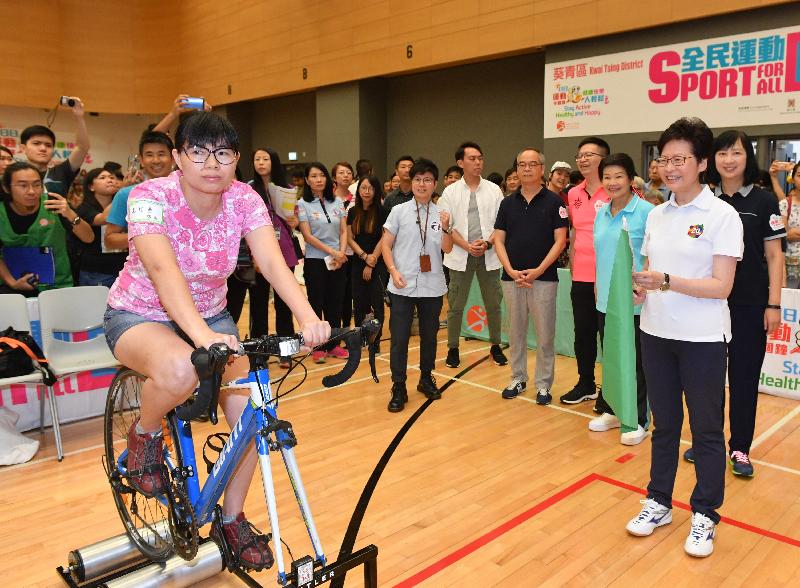 The Chief Executive, Mrs Carrie Lam, joined the public for healthy activities at Tsing Yi Southwest Sports Centre this afternoon (August 5) as part of Sport For All Day 2018 organised by the Leisure and Cultural Services Department. Picture shows Mrs Lam (second right); the Secretary for Home Affairs, Mr Lau Kong-wah (fifth right); and  the Director of Leisure and Cultural Services, Ms Michelle Li (first right); watching a cycling participation activity.