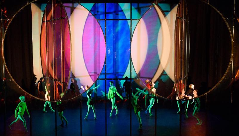 两年一度的「新视野艺术节」今年踏入第九届，于十月十九日至十一月十八日举行，呈献海外和本地艺团的创意作品。三位艺术界奇才——知名编舞家韦恩‧麦奎格、装置艺术家奥拉弗‧艾里亚森和电音鬼才Jamie xx——破格之作《幻之森》，为艺术节揭开序幕。